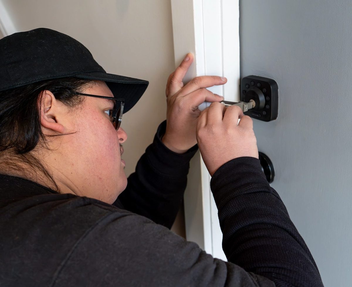 Opening a lock without damaging it — a non-destructive entry