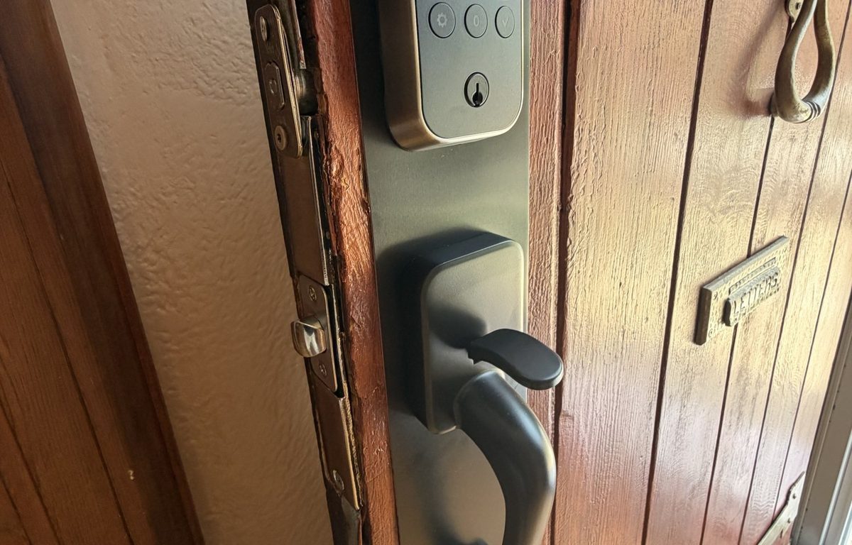 The conversion plate, thumbturn and lever, close up